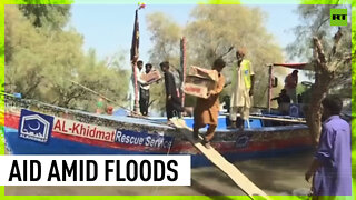 Flood victims receive aid from volunteers in Pakistan