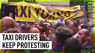 Italian taxi drivers block the streets of Rome