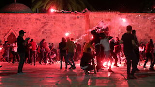 Over 200 injured, as Palestinians & Israeli police clash near Al-Aqsa mosque