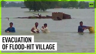 Rescue workers help Pakistani villagers after disastrous flood