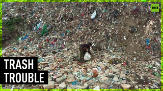 Kids live and work in mountains of trash outside New Delhi