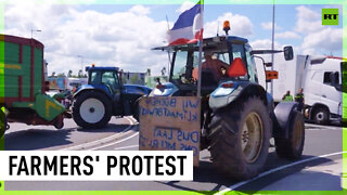 Dutch farmers block supermarket warehouses