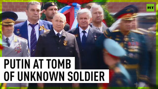 Putin lays flowers at Tomb of Unknown Soldier as country marks V-Day