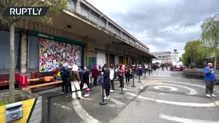 Parisian students line up for food parcels